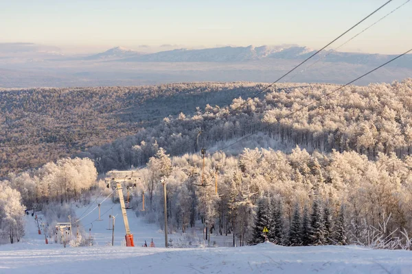 Winter Den Bergen Plattenziehen Skigebiet Schneebäume — Stockfoto