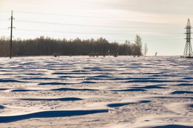 Kar alan. Kar dalgalar şeklinde dondu. Ufuk alanının. Urallarda kış.