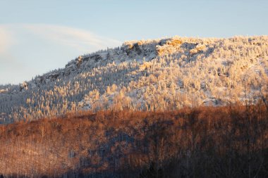 Ural Dağları akşam ışık. Golden sunset dağlarda. Kış Güzellik yamaçlarında.