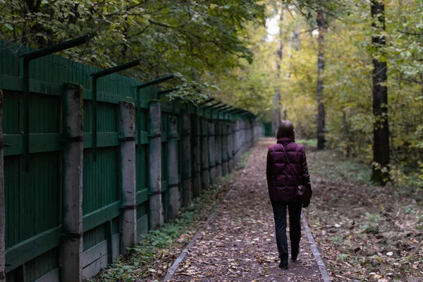 След Вдоль Тюремного Забора Человек Идет Тропинке Мимо Колючей Проволоки — стоковое фото