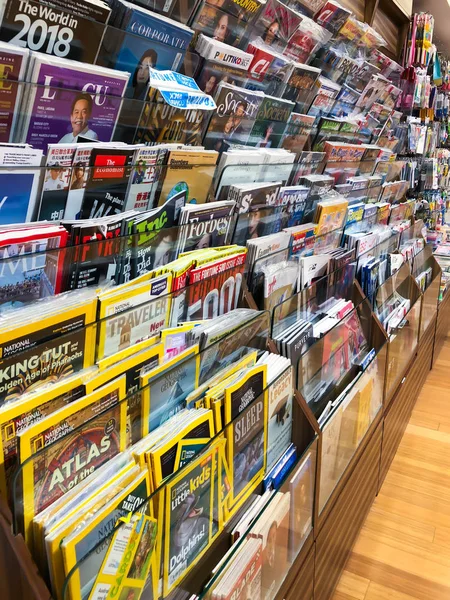 Magazines Vendre Dans Une Étagère — Photo
