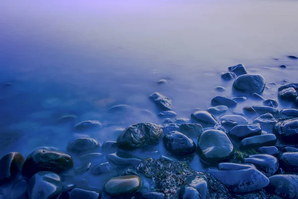 신비한 돌입니다 코스트 바다에서 황혼입니다 그리고 돌입니다 물입니다 — 스톡 사진