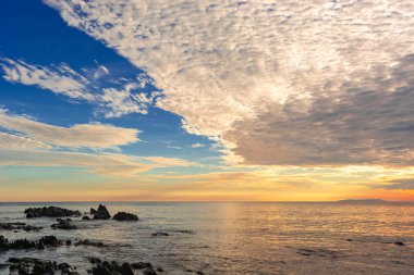 deniz, güzel gökyüzü ve bulutlar, su koyu taşlar mavi gökyüzü ve beyaz bulutlar, deniz, gün batımı şafak
