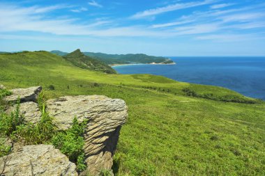 Yeşil tepeler, güzel gökyüzü ve mavi deniz. Doğal peyzaj. Bir güzel gökyüzü ve masmavi bir deniz karşı yeşil tepeler.
