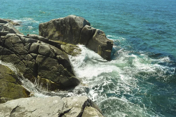 Pedras Sobressaem Mar Onda Mar Cai Nas Rochas Mar Pedras — Fotografia de Stock