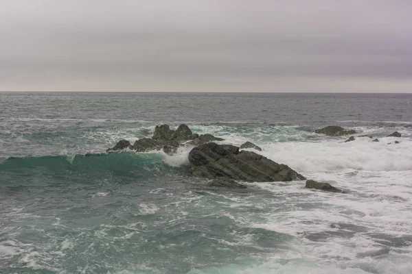 Kötü Hava Denizde Gri Gökyüzü Deniz Rock Şımarık Dinlenme — Stok fotoğraf