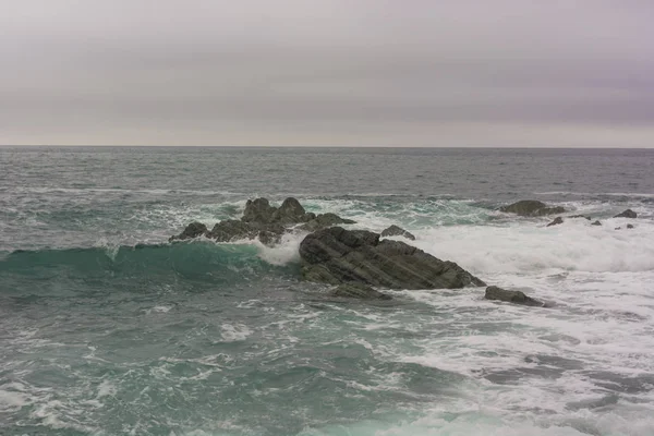 Mau Tempo Mar Céu Cinzento Mar Rocha Descanso Mimado — Fotografia de Stock