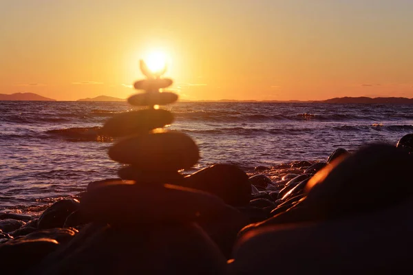 Oskärpa Pyramid Stenar Mot Orange Solnedgång Sol Och Hav Landskap — Stockfoto