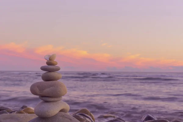 Pirâmide Pedras Cor Clara Contra Fundo Mar Céu Por Sol — Fotografia de Stock