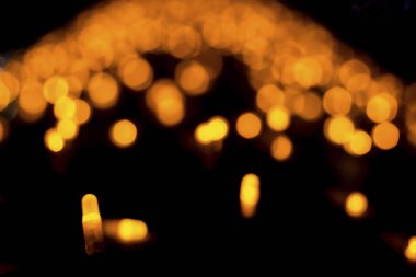 Soyut bokeh arka plan. Gece, karanlık bir arka plan üzerinde sarı ışık Ampüller ışık.
