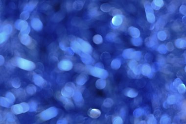 Mavi bir arka plan üzerinde mavi daireler kaotik hareketi. Soyut bokeh arka plan.