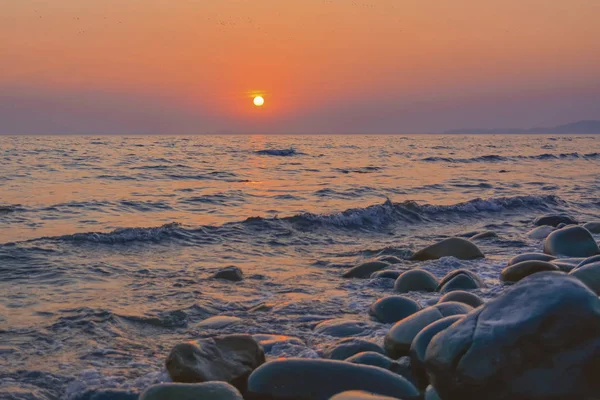 Pôr-do-sol laranja-lilás no mar. Pôr-do-sol nascer sobre o mar hori — Fotografia de Stock
