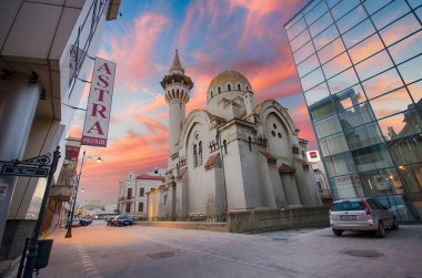 Constanta, Romanya - 10 Aralık 2019: Büyük Mahmudiye Camii (Carol I) gün batımında. Şehrin eski kasabasının tarih merkezinde yer almaktadır..