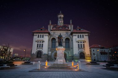 Gece güneş battıktan sonra Romanya 'nın Eski Köstence kentinde Ulusal Tarih ve Arkeoloji Müzesi ile Ovidiu Meydanı. Karadeniz kıyısındaki şehir 
