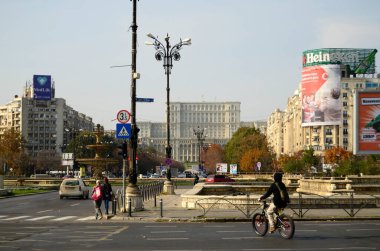 Bükreş, Romanya: 03 Şubat 2018: Unirii bulvarının çeşmeye ve Romanya Parlamentosu 'na bakan kavşağı. Bucuresti sokakları
