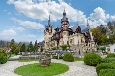 Sinaia, Romanya - 21.11.2019: Peles kalesi. Güzel, ünlü kraliyet kalesi ve Karpat Dağları 'nın Sinaia kentindeki süs bahçesi.