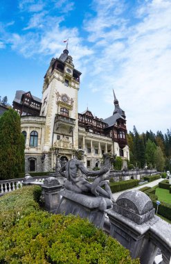 Sinaia, Romanya - 21.11.2019: Peles kalesi. Güzel, ünlü kraliyet kalesi ve Karpat Dağları 'nın Sinaia kentindeki süs bahçesi.
