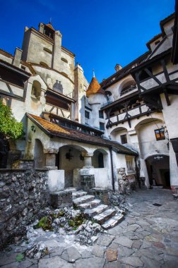 Bran, Romanya - 7 Kasım 2019: Romanya 'nın Transilvanya kentindeki Bran veya Drakula Kalesi' nin iç kesiminin görüntüsü. Tur boyunca turistlerle birlikte ortaçağ Bran Castelul Kulesi.