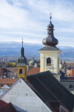 Romanya 'nın Sibiu kentindeki kiliselerin güzel çatıları