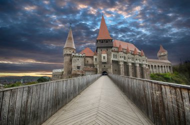Corvin Şatosu, Hunyad Şatosu veya Hunedoara Şatosu, Romanya 'nın Transilvanya bölgesinin Hunedoara kentinde gün batımında kurulmuş bir Gotik-Rönesans kalesidir. Güzel bahar manzarası
