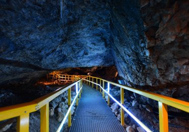 Bucegi dağlarındaki Lalomita Mağarası 'nın içinde Romanya güzel bir ışıkla aydınlandı