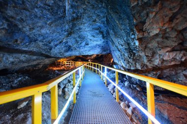Bucegi dağlarındaki Lalomita Mağarası 'nın içinde Romanya güzel bir ışıkla aydınlandı
