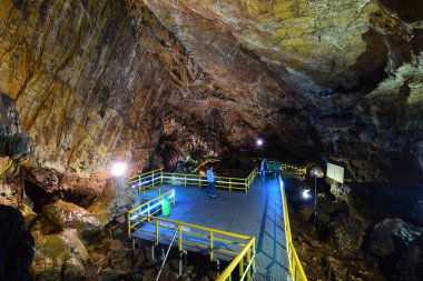 Bucegi dağlarındaki Lalomita Mağarası 'nın içinde Romanya güzel bir ışıkla aydınlandı