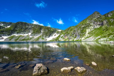 Yedi Rila Gölü - Bulgaristan 'ın Rila Dağı' nda inanılmaz bir doğa yaratımı. Turistlerin en çok ziyaret edildiği yerlerden biri. Yeşil ve mavi renklerle gezmek. Panorama görünümü