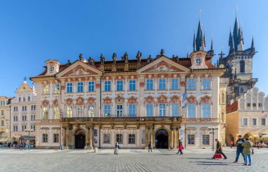Prag, Çek Cumhuriyeti - 01 Mayıs 2019: Kasaba Saat Kulesi 'nden Eski Şehir Meydanı' ndaki Tyn ve geleneksel eski binalardan önce Meryem Ana Kilisesi 'ne 