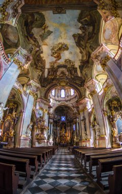 Prag, Çek Cumhuriyeti - 12.01.2020: Mala Strana 'daki Aziz Nicholas Kilisesi (Kostel sv. Eski kasabadaki katedral. Şehrin ünlü simgesi..