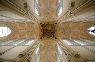 Kutna Hora, Çek Cumhuriyeti - 03 Ağustos 2019: Sedlec 'teki Leydimizin Varsayımı Katedrali' nin içi, Kutna Hora