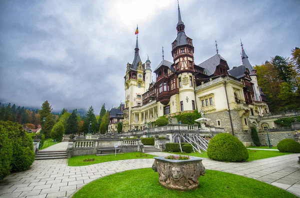 Sinaia Romania 2019 Castello Peles Bellissimo Castello Reale Famoso Giardino — Foto Stock
