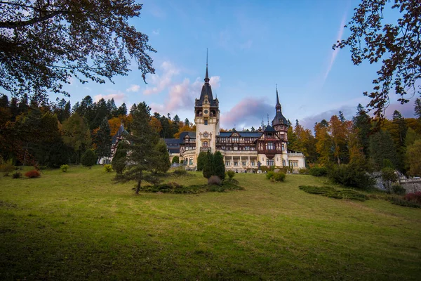 Panorama Zamku Peles Rumunia Piękny Słynny Zamek Królewski Ogród Ozdobny — Zdjęcie stockowe