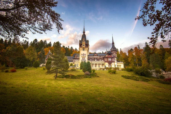 Panorama Zamku Peles Rumunia Piękny Słynny Zamek Królewski Ogród Ozdobny — Zdjęcie stockowe