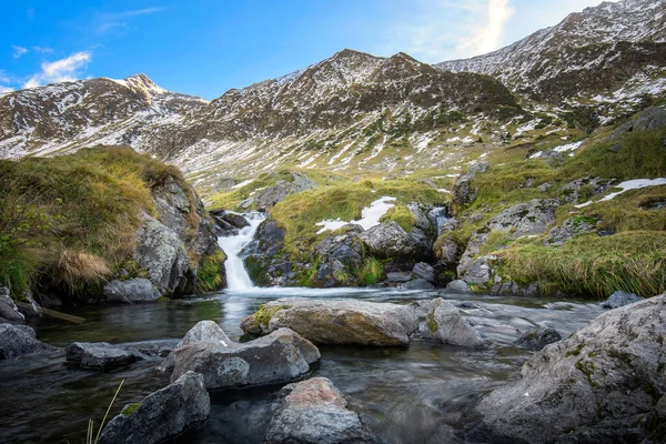 Krásná Řeka Pramenící Hory Fagaras Rumunsko Krása Hory Fagarash Karpatech — Stock fotografie