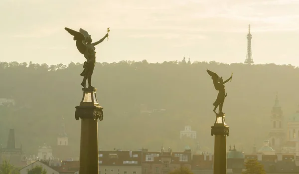 Zwei Engel Stehen Auf Säulen Der Brücke Über Die Moldau — Stockfoto