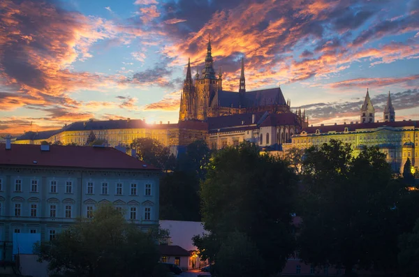 Prag Şatosu Prazsky Hrad Çek Cumhuriyeti Üzerinde Inanılmaz Bir Günbatımı — Stok fotoğraf