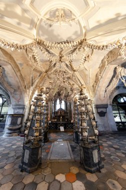 KUTNA HORA, CZECH REUBLIC - 14 Ağustos 2019: Sedlec Kostnice 'deki kemikhanenin içi. Kemikleri şapel süslemeleri için düzenlenmiş yaklaşık 50.000 kişi iskelet içeriyor..