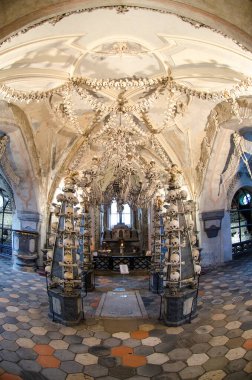 KUTNA HORA, CZECH REUBLIC - 14 Ağustos 2019: Sedlec Kostnice 'deki kemikhanenin içi. Kemikleri şapel süslemeleri için düzenlenmiş yaklaşık 50.000 kişi iskelet içeriyor..
