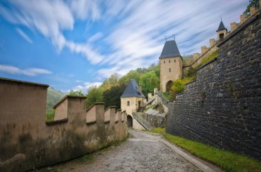 Çek Cumhuriyeti Prag yakınlarındaki ünlü ortaçağ Karlstejn şatosunun kuleleri ve duvarları