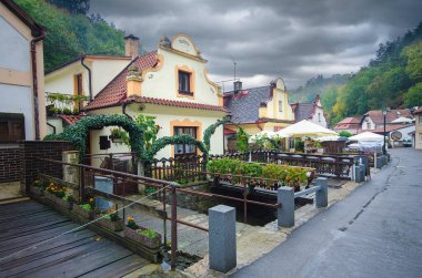 Karlstejn, Çek Cumhuriyeti - 07 Ocak 2020: Dağlardaki fırtınadan sonra geleneksel bir Çek köyü