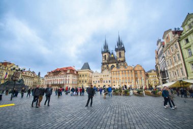 Prag, Çek Cumhuriyeti - 01 Ekim 2019: Kasaba Saat Kulesi 'nden Eski Şehir Meydanı' ndaki Tyn ve geleneksel eski binalardan önce Meryem Ana Kilisesi 'ne 