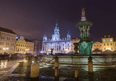 Ceske Budejovice 'nin tarihi merkez meydanı Samson çeşmesiyle Güney Bohemya, Çek Cumhuriyeti