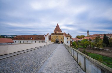 Çek Cumhuriyeti 'nin eski Cesky Krumlov kentinin giriş kapısı