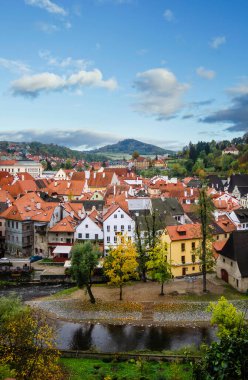 Cesky Krumlov, Çek Cumhuriyeti, eski ortaçağ kasabası manzarası. UNESCO Dünya Mirası Alanı. Kiliseye ve kaleye güzel bir manzara. Ülkedeki en ünlü manzaralardan biri.. 