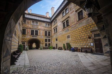Cesky Krumlov, Çek Cumhuriyeti - 15 Ekim 2019: eski ortaçağ kalesinin avlusunda. UNESCO Dünya Mirası Alanı. Ülkedeki en ünlü manzaralardan biri. Üst simge