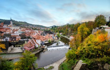 Cesky Krumlov, Çek Cumhuriyeti, eski ortaçağ kasabası manzarası. UNESCO Dünya Mirası Alanı. Kiliseye ve kaleye güzel bir manzara. Ülkedeki en ünlü manzaralardan biri.. 