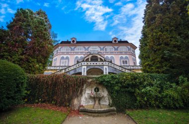 Bellarie 'nin Rococo tarzında inşa ettiği yazlık ev Çek Cumhuriyeti' nin Cesky Krumlov kentindeki açık hava tiyatrosunun yanındaki kale bahçesinde yer alıyor.