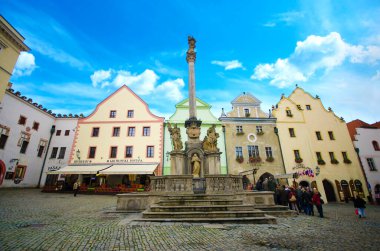 Cesky Krumlov, Çek Cumhuriyeti - 10.10.2019: UNESCO 'nun Dünya Mirası Bölgesi' nden Cesky Krumlov Şatosu ile kentin Çeşme ve Veba Sütunu Manzarası.