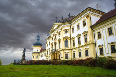 OLOMOUC, CZECH Cumhuriyet. Fırtınada Olomouc yakınlarındaki eski Klaster Hradisko manastırında bulunan bir askeri hastane görülüyor.